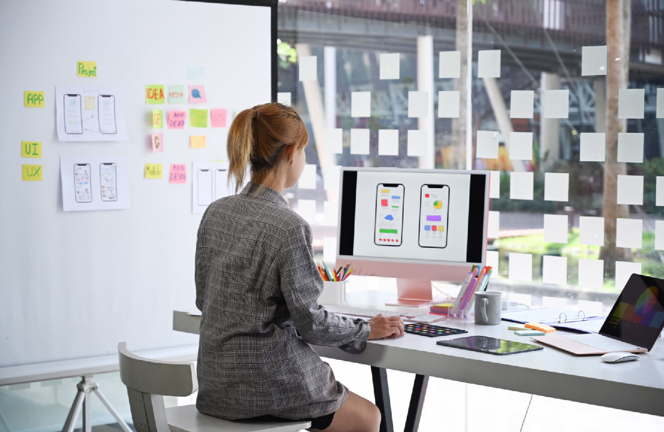 Mujer trabajando en diseño UX